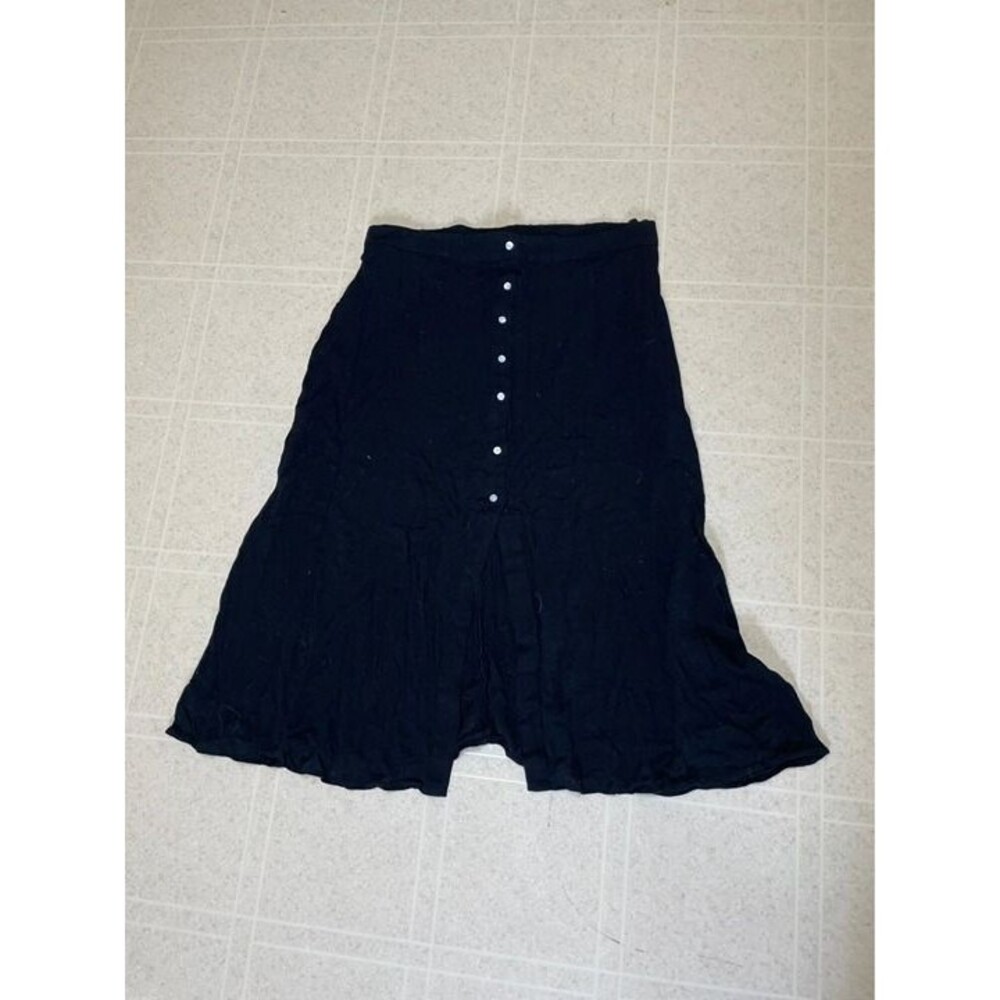black skirt